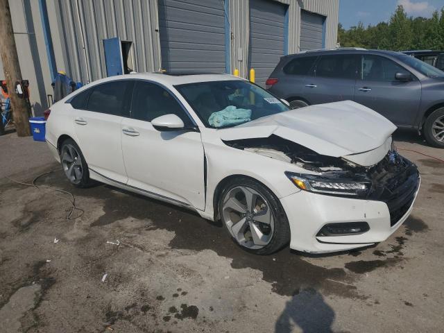 1HGCV2F98KA003923 - 2019 HONDA ACCORD TOURING WHITE photo 4