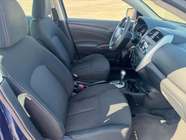 3N1CN7AP2JL811082 - 2018 NISSAN VERSA S Blau Foto 5