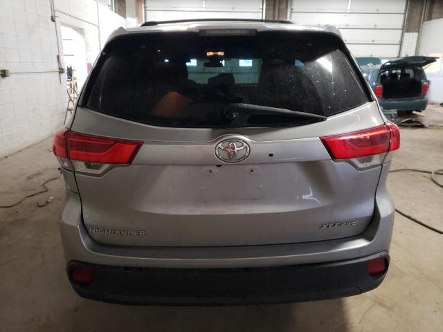 5TDBZRFH5JS853914 - 2018 TOYOTA HIGHLANDER LE GRAY photo 6