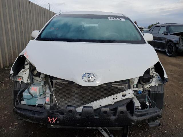 5TDKK3DC0DS388472 - 2013 TOYOTA SIENNA LE WHITE photo 5