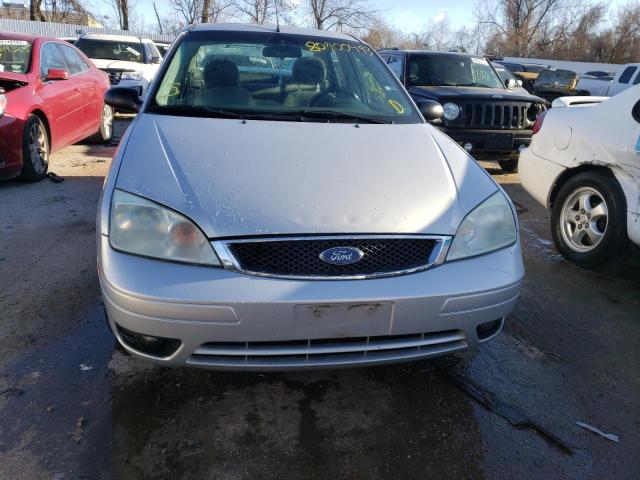 1FAHP34N66W138773 - 2006 FORD FOCUS ZX4 SILVER photo 5