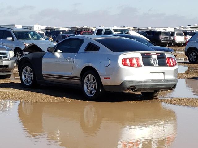 1ZVBP8AM4B5124036 - 2011 FORD MUSTANG SILVER photo 2