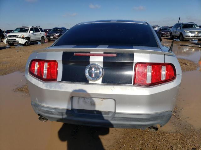 1ZVBP8AM4B5124036 - 2011 FORD MUSTANG SILVER photo 6