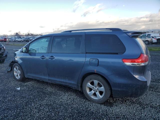 5TDKK3DC1DS379487 - 2013 TOYOTA SIENNA LE BLUE photo 2