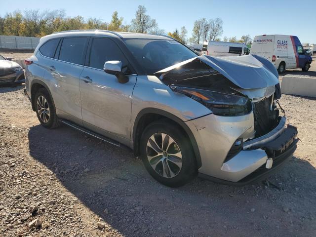 5TDGZRAH0MS056018 - 2021 TOYOTA HIGHLANDER XLE SILVER photo 4