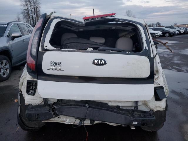 KNDJN2A22G7821233 - 2016 KIA SOUL WHITE photo 6