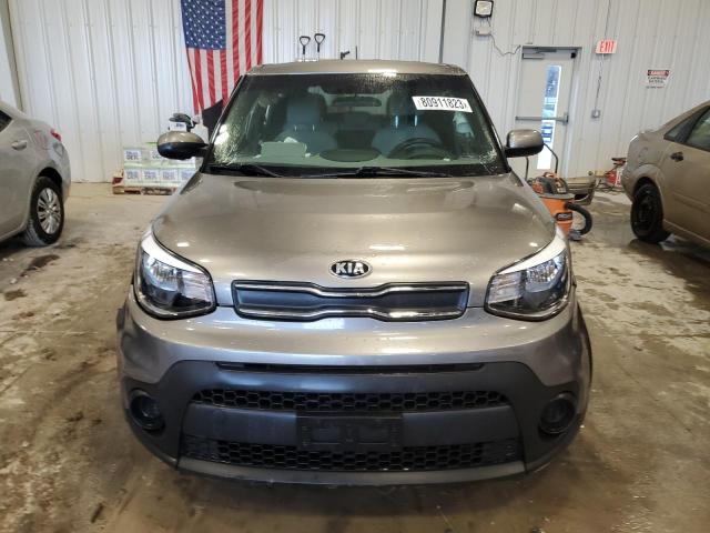 KNDJN2A21J7608667 - 2018 KIA SOUL GRAY photo 5