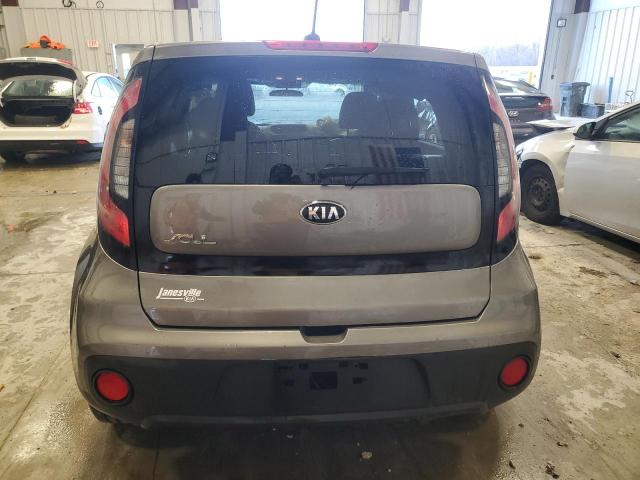 KNDJN2A21J7608667 - 2018 KIA SOUL GRAY photo 6