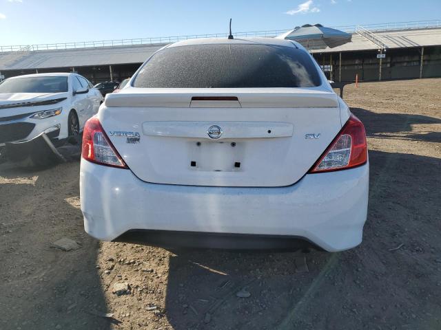 3N1CN7AP8JL805979 - 2018 NISSAN VERSA S WHITE photo 6