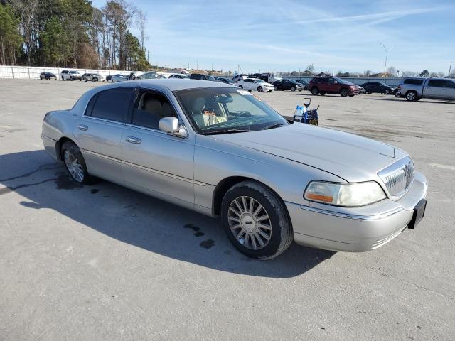 1LNHM81W23Y618415 - 2003 LINCOLN TOWN CAR EXECUTIVE GOLD photo 4