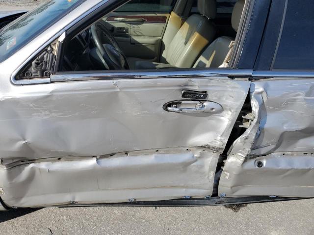 1LNHM81W23Y618415 - 2003 LINCOLN TOWN CAR EXECUTIVE GOLD photo 7