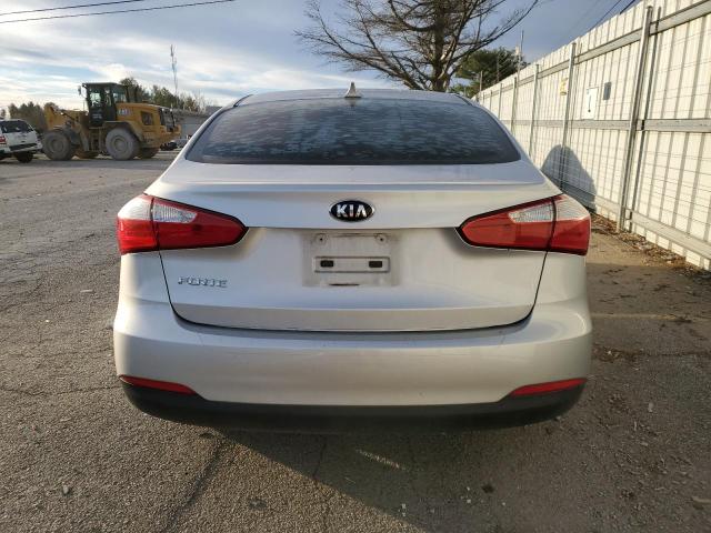 KNAFK4A67G5520561 - 2016 KIA FORTE LX SILVER photo 6