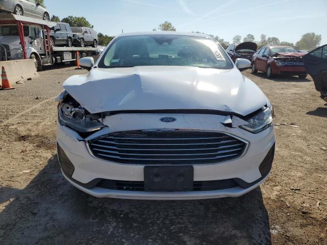 3FA6P0HD9KR213910 - 2019 FORD FUSION SE WHITE photo 5