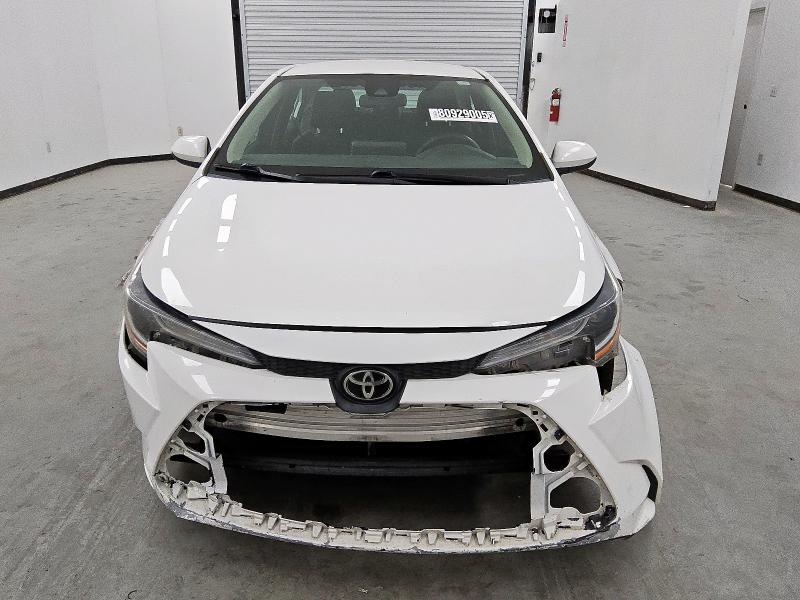 5YFEPMAE5NP274911 - 2022 TOYOTA COROLLA LE Blanco foto 5