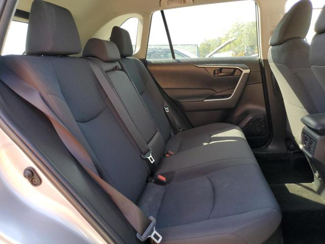 4T3LWRFV9NU067718 - 2022 TOYOTA RAV4 LE 银色 照片 11