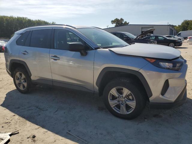 4T3LWRFV9NU067718 - 2022 TOYOTA RAV4 LE 银色 照片 4