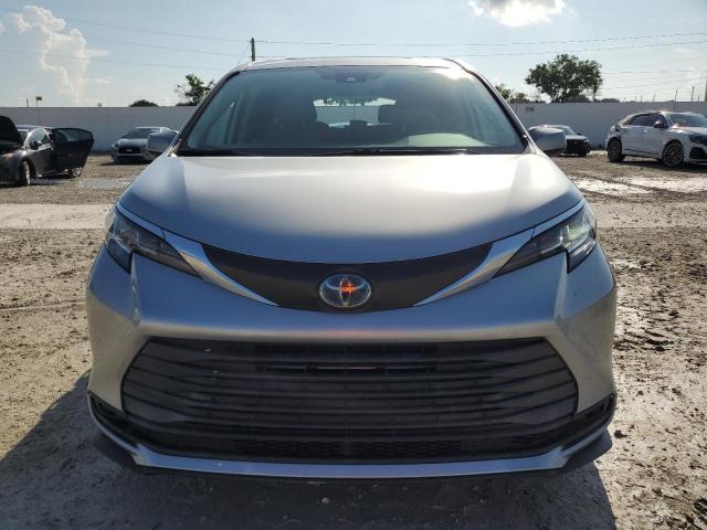 5TDBSKFC5MS019968 - 2021 TOYOTA SIENNA LE فضي صورة 5