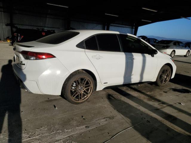 JTDBDMHE8R3010288 - 2024 TOYOTA COROLLA LE WHITE photo 3
