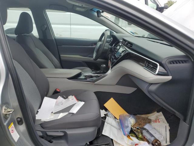 4T1B11HKXJU002197 - 2018 TOYT CAMRY L 银色 照片 5