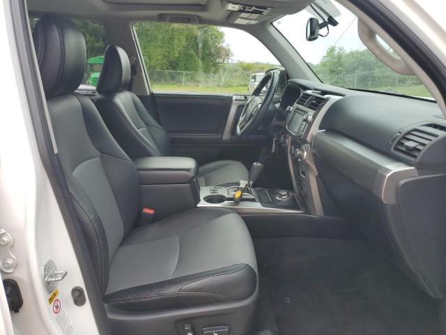 JTEBU5JR0G5303148 - 2016 TOYOTA 4RUNNER SR5/SR5 PREMIUM WHITE photo 5