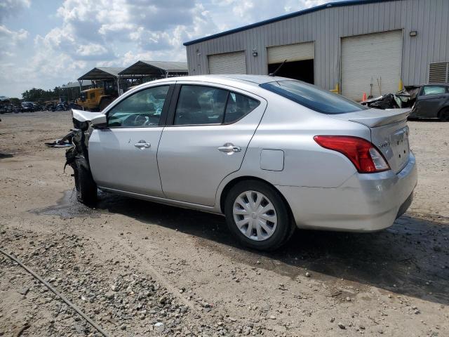3N1CN7AP7KL853877 - 2019 NISSAN VERSA S Srebrny zdjęcie 2