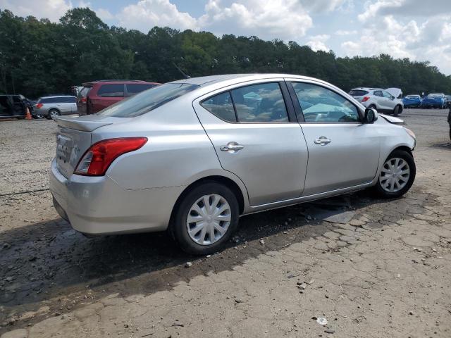 3N1CN7AP7KL853877 - 2019 NISSAN VERSA S Srebrny zdjęcie 3