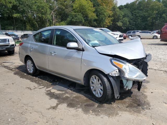 3N1CN7AP7KL853877 - 2019 NISSAN VERSA S Srebrny zdjęcie 4