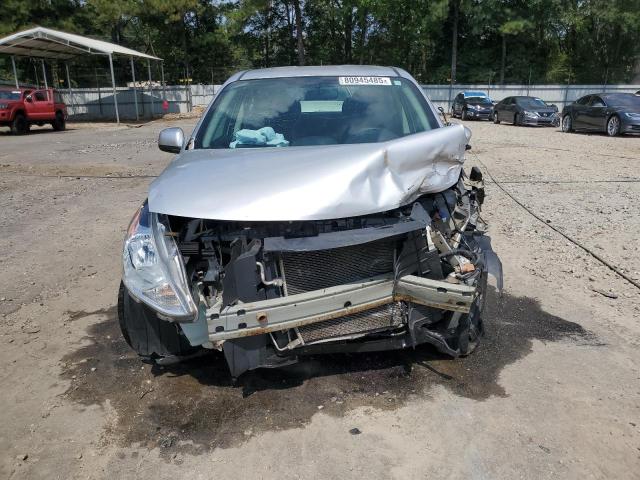 3N1CN7AP7KL853877 - 2019 NISSAN VERSA S Srebrny zdjęcie 5