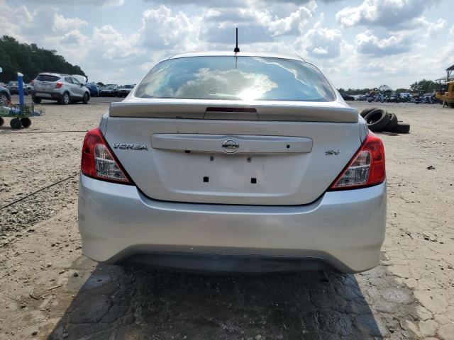3N1CN7AP7KL853877 - 2019 NISSAN VERSA S Srebrny zdjęcie 6