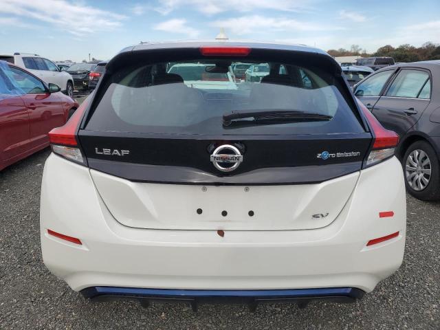 1N4AZ1CP4JC310621 - 2018 NISSAN LEAF S WHITE photo 6