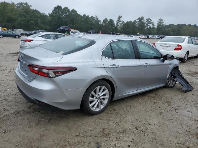 4T1R11AK6PU757073 - 2023 TOYOTA CAMRY LE 银色 照片 3