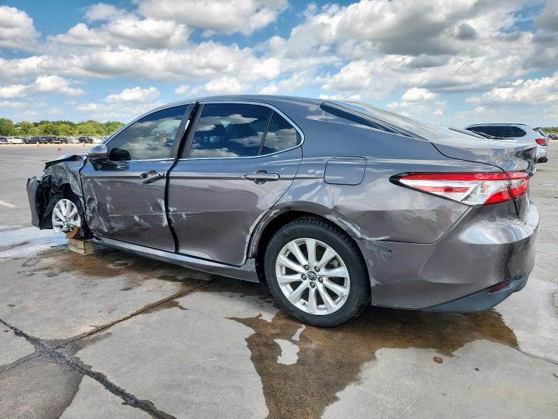 4T1B11HK7JU086253 - 2018 TOYOTA CAMRY L GRAY photo 2