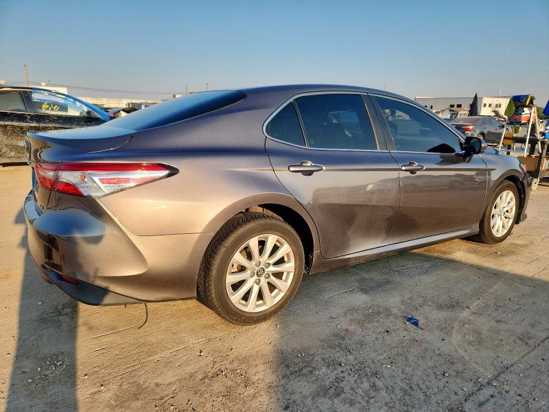 4T1B11HK7JU086253 - 2018 TOYOTA CAMRY L GRAY photo 3