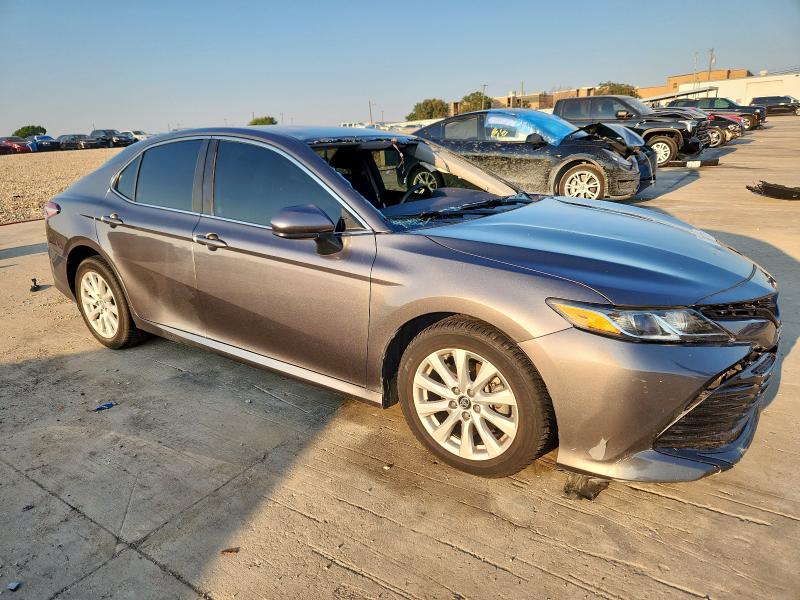 4T1B11HK7JU086253 - 2018 TOYOTA CAMRY L GRAY photo 4