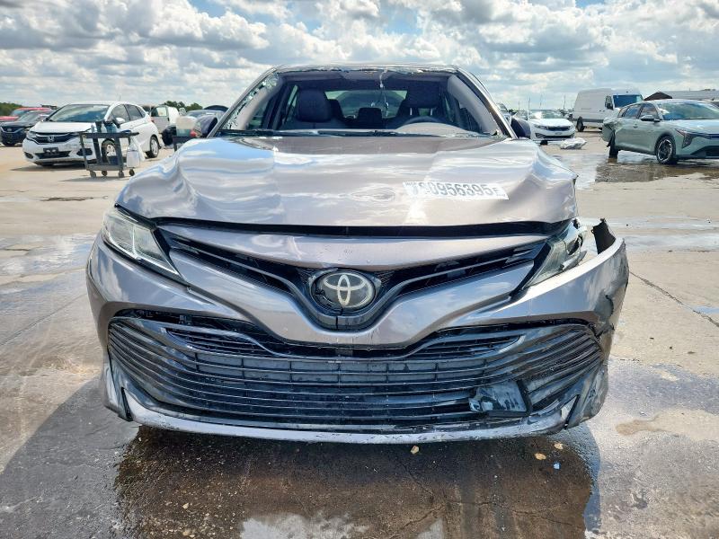 4T1B11HK7JU086253 - 2018 TOYOTA CAMRY L GRAY photo 5