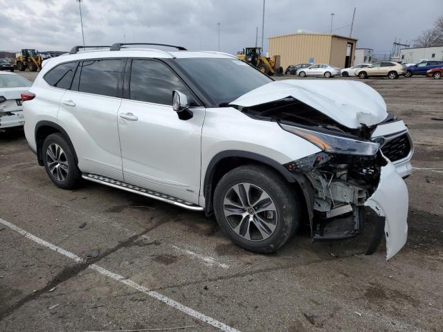 5TDGBRCH8NS549951 - 2022 TOYOTA HIGHLANDER HYBRID XLE WHITE photo 4