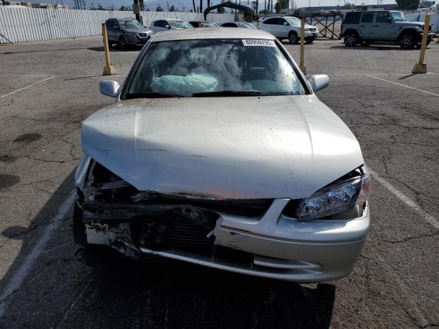 JT2BG22KX10568197 - 2001 TOYOTA CAMRY CE SILVER photo 5