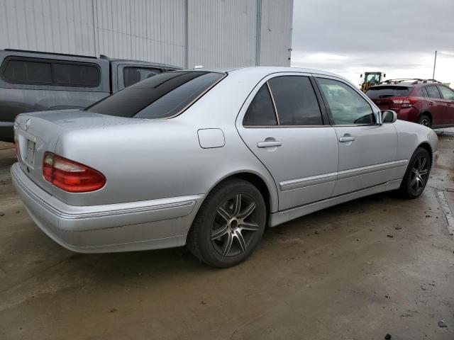 WDBJF65J0YB063458 - 2000 MERCEDES-BENZ E 320 SILVER photo 3