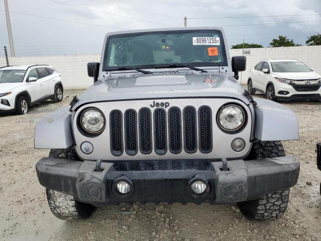 1C4BJWEG0HL620453 - 2017 JEEP WRANGLER U SAHARA SILVER photo 5