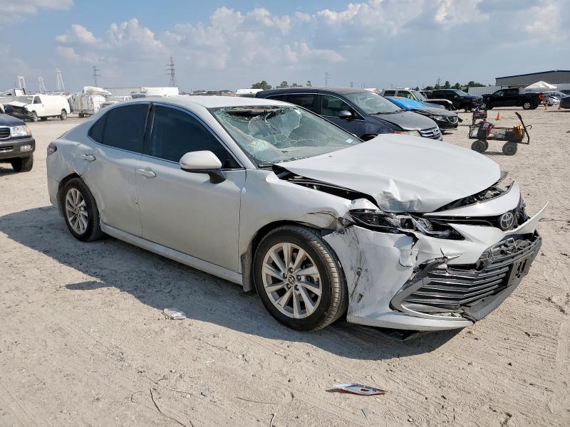 4T1C11AK8NU012571 - 2022 TOYOTA CAMRY LE WHITE photo 4