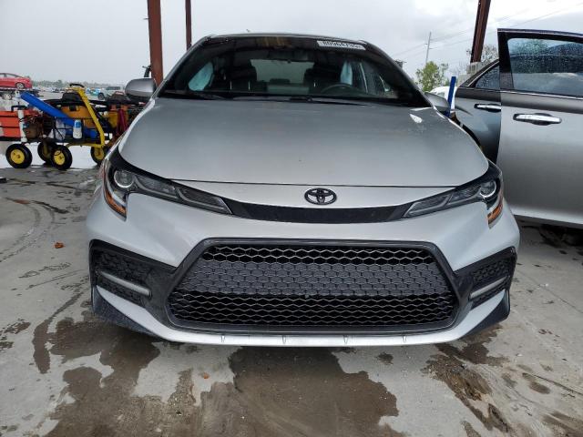 5YFS4MCE6NP099223 - 2022 TOYOTA COROLLA SE ვერცხლისფერი ფოტო 5