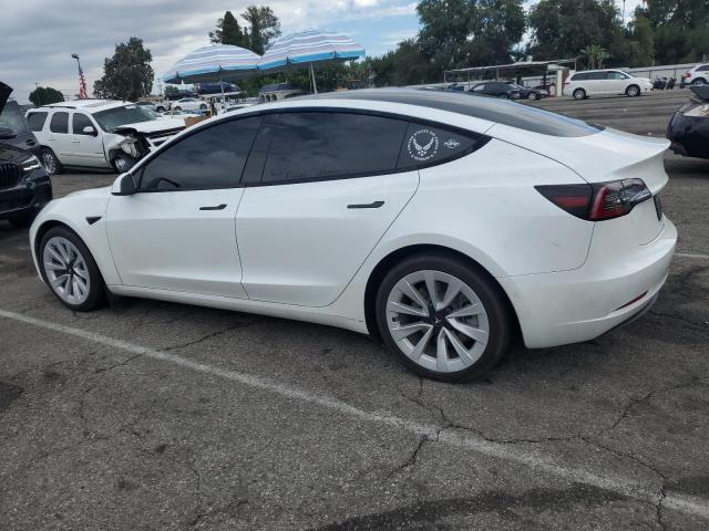 5YJ3E1EB8NF348006 - 2022 TESLA MODEL 3 أبيض صورة 2