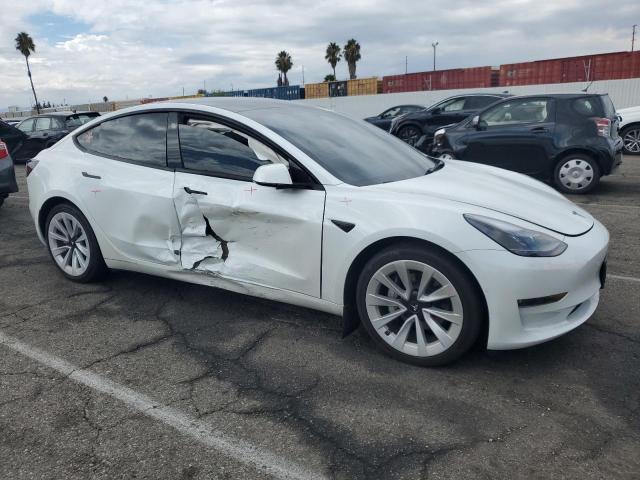 5YJ3E1EB8NF348006 - 2022 TESLA MODEL 3 أبيض صورة 4