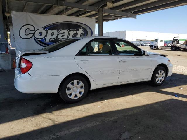 JTDBE32K220104549 - 2002 TOYOTA CAMRY LE WHITE photo 3