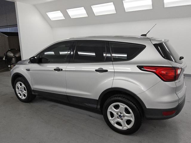 1FMCU0F76KUA41939 - 2019 FORD ESCAPE S Argent photo 2