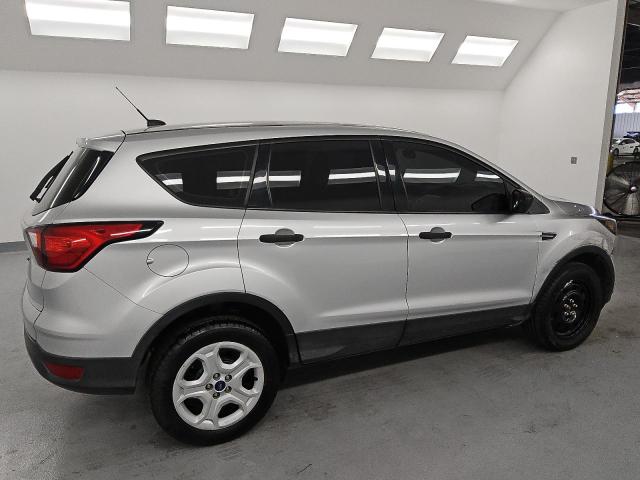 1FMCU0F76KUA41939 - 2019 FORD ESCAPE S Argent photo 3