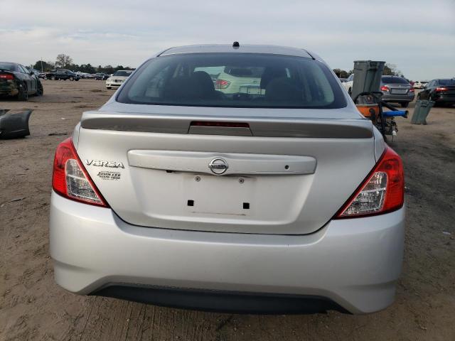 3N1CN7APXJL888282 - 2018 NISSAN VERSA S SILVER photo 6