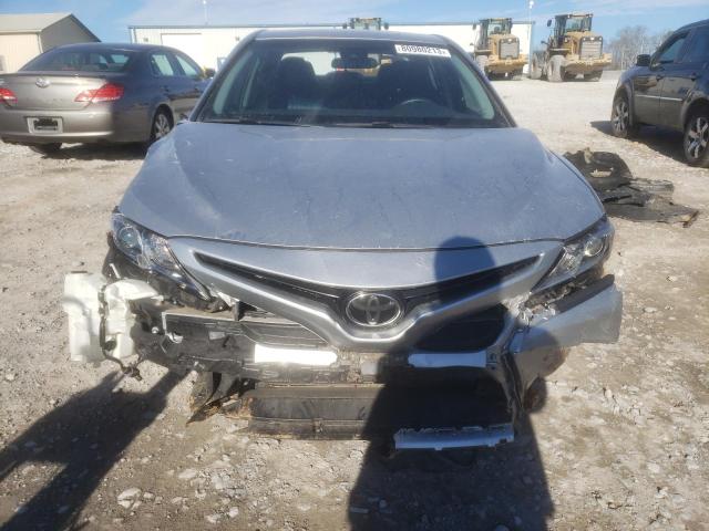 4T1B11HK1JU576624 - 2018 TOYOTA CAMRY L SILVER photo 5