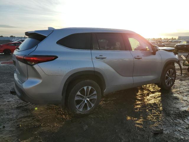 5TDGZRBH5MS077638 - 2021 TOYOTA HIGHLANDER XLE SILVER photo 3