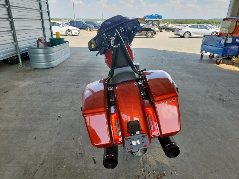 1HD1KB713RB627607 - 2024 HARLEY-DAVIDSON FLHX ORANGE photo 4